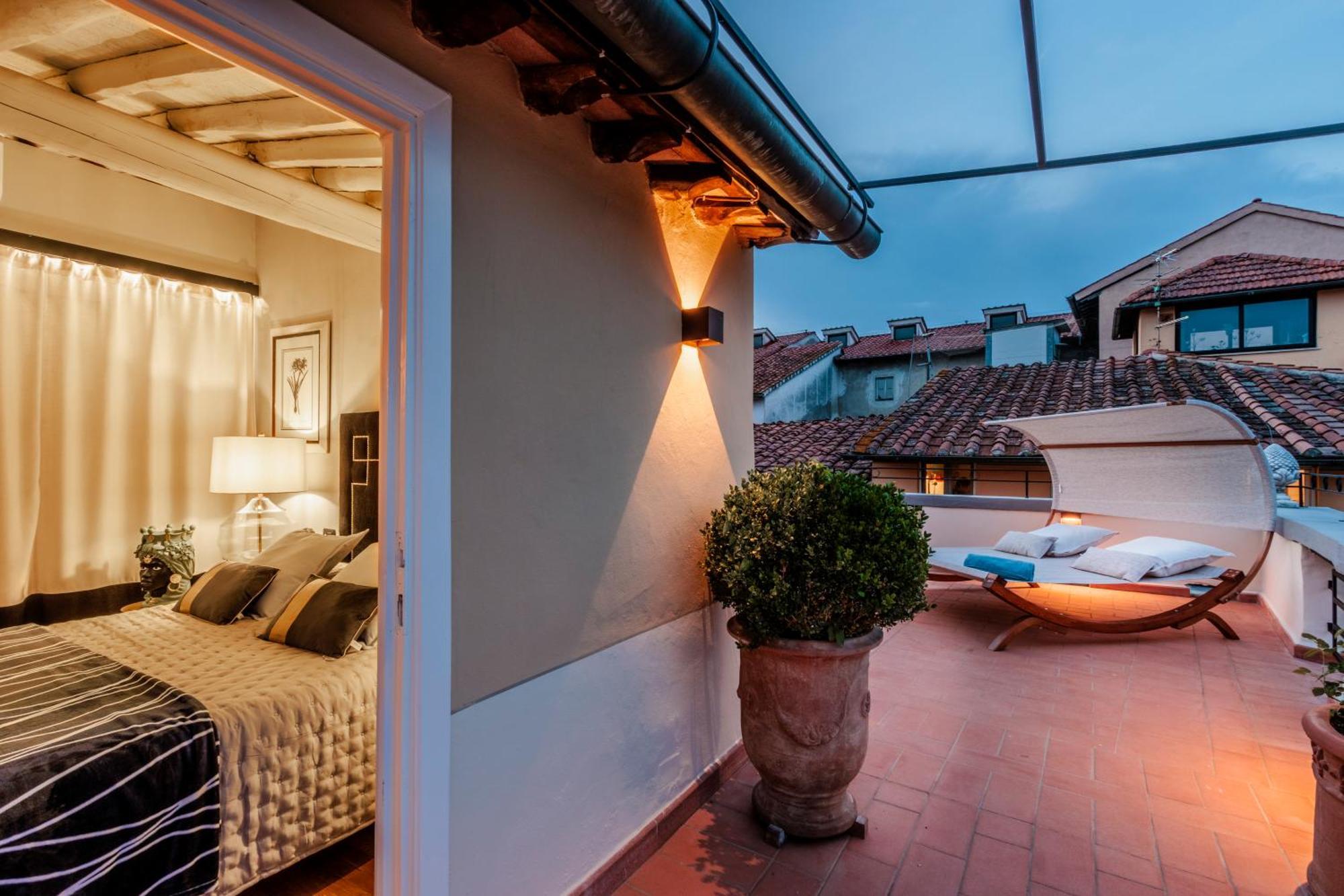 Attico Con Grande Terrazza Sulla Citta Ferienhaus Lucca